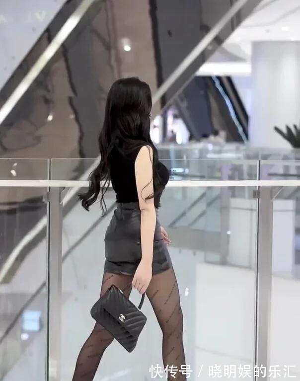 都市女郎 时尚美女黑皮裙搭上尖嘴高跟,简单中散发高级感