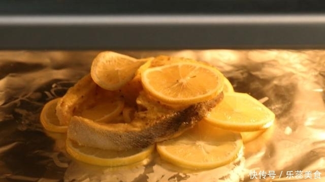 柠檬|高颜值的香煎鳕鱼做法,柠檬片铺底,营养丰富老少皆宜