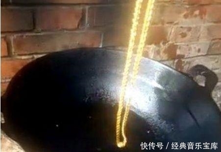 男子带大金链被疑是假货,丢入油锅证其真假,下一刻却尴尬了