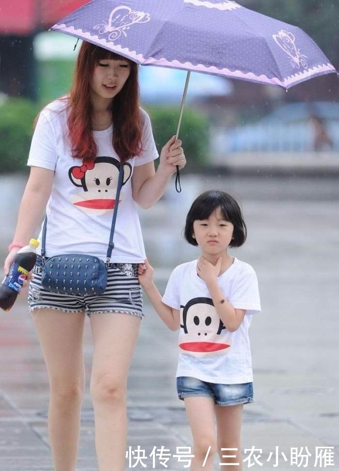 街拍:丰满的身段带娃出街,吸引街头众人目光