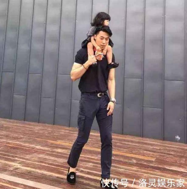 妈妈|“最嫩爸爸”接女儿放学惹人眼红,老师怀疑早恋,妈妈无奈亲爹