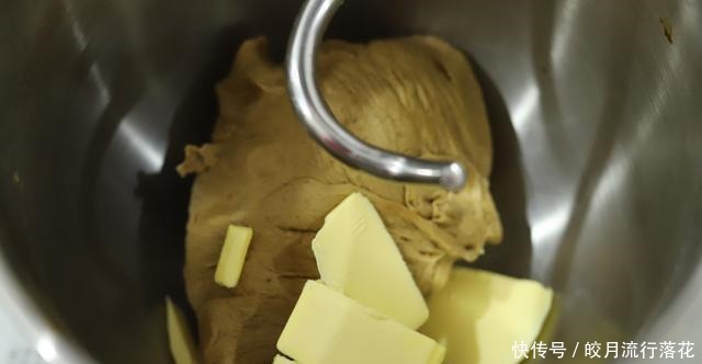 即有着浓浓的咖啡味,又有着黑麦香,日式咖啡黑麦盐面包值得一试