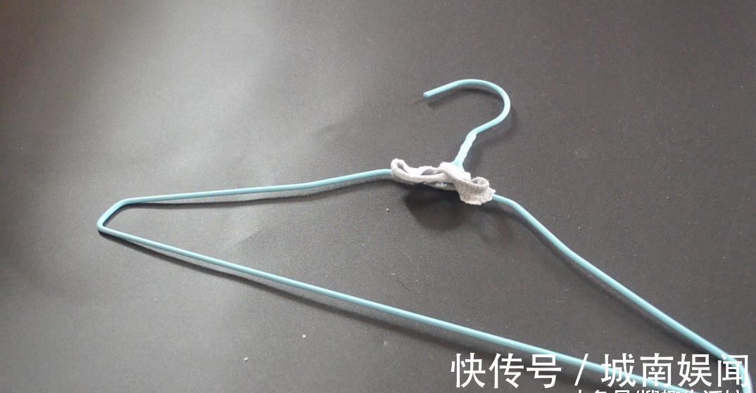 家庭|袜子剪一剪套在衣架上太实用了, 解决了很多家庭的困扰, 赶紧试试