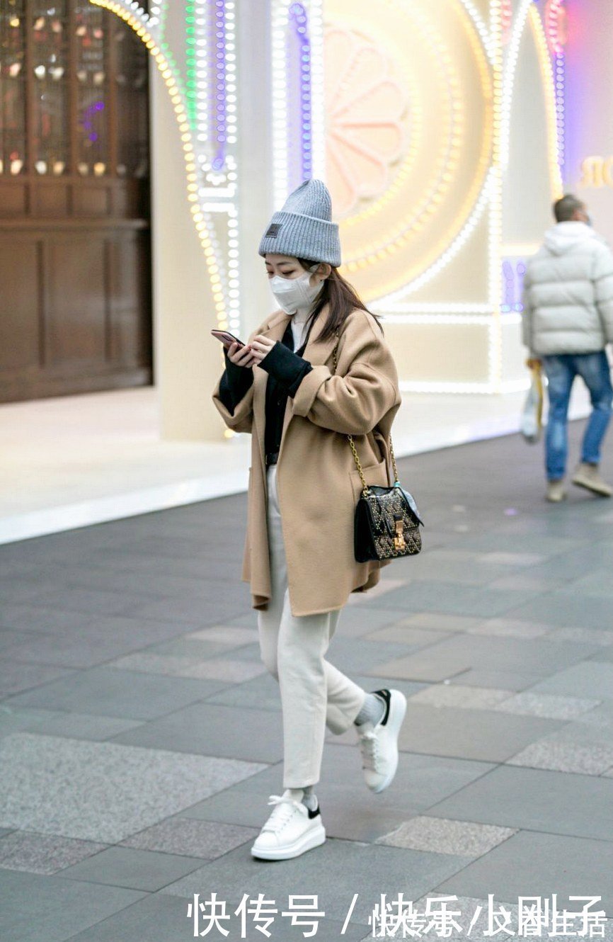 轻松|用包包打造轻松随性的效果,你会发现意外的好看,试试看