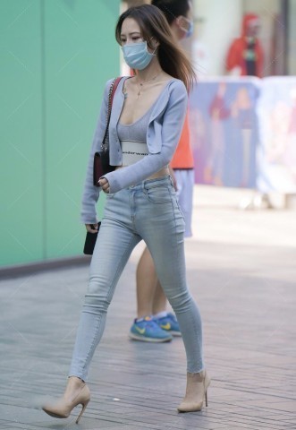 搭配|“运动风”上衣搭配外套走肚脐装,浅蓝色牛仔裤和高跟鞋“经典不过时”