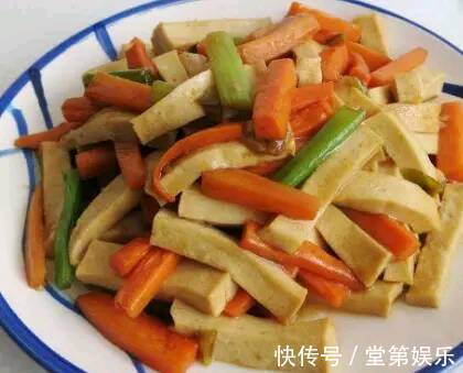 子宫|胡萝卜和此物一起炒，子宫越来越干净，女性不想一脸皱纹可试试