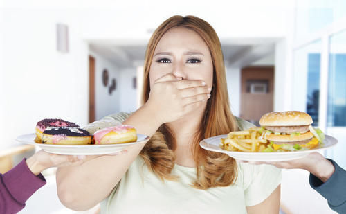 |搞笑老外:开学季如何偷偷带零食进校园?贪吃老外脑洞大开