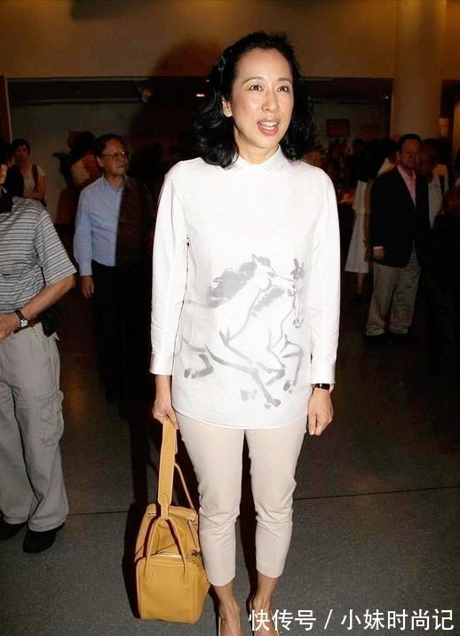 亮色系|朱玲玲“63岁”又怎样?穿旗袍气质高贵典雅,输了年龄赢了气场