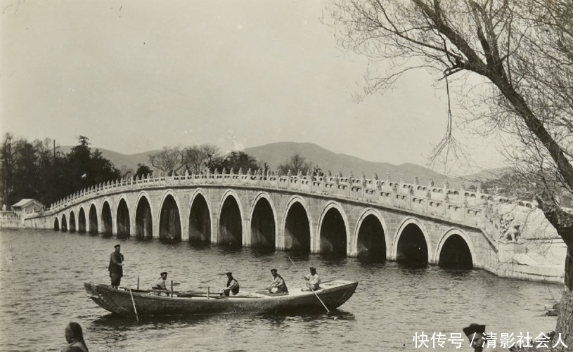 拆除|八国联军侵华之后,学生考场被拆除,慈禧太后带着爱犬拍照!