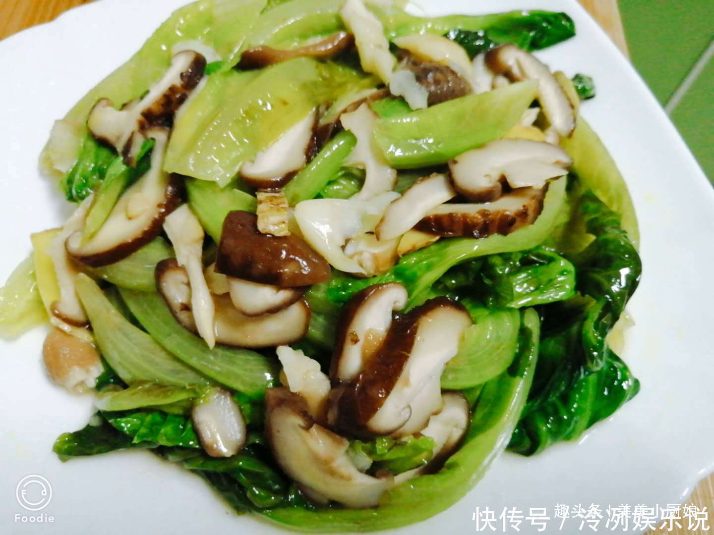 5朵香菇，3两生菜，做出青脆爽口的懒人菜，吃再多都不增肥