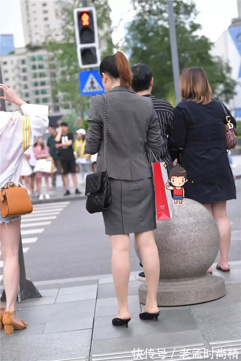 职场|路人街拍:兼顾事业的时尚辣妈,穿着职场套装,色调单一,却很美