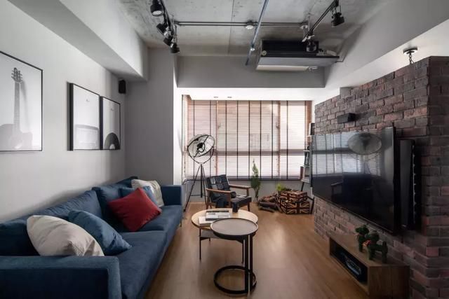 地砖|客厅连接阳台,要不要装隔断门?幸好我精明,一锤下去赚了好几万