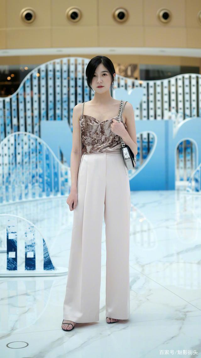时髦的姑娘追求干净利落的风格,选择一条白裤子,减龄又时尚