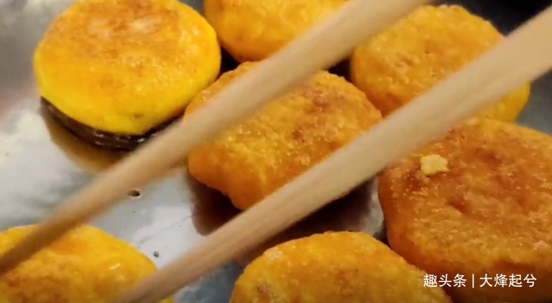 南瓜饼的家常做法，口感软糯香甜，简单易学，早餐给孩子吃