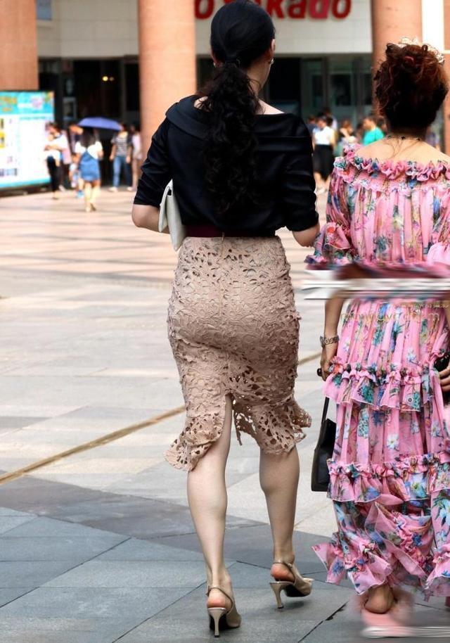 街拍|街拍:长发女神走心的吊带配短裤,从背后看去很是惊艳