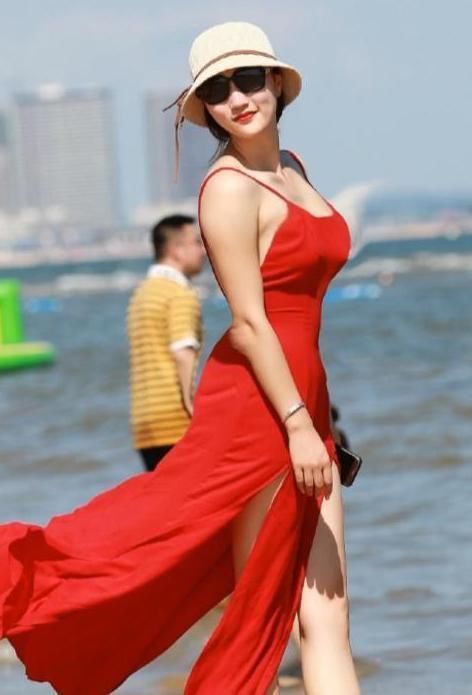  时尚|时尚街拍唇红齿白的小姐姐，一身黑色穿搭，脚上的凉拖鞋辣眼睛