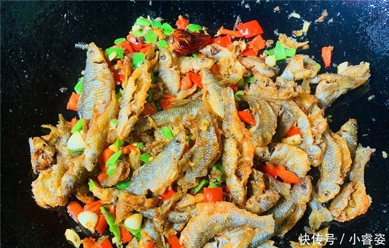 遇到此菜,我不还价不犹豫,一买就是三四斤,常吃强健筋骨长高高