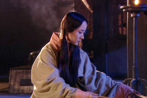 国君|千金小姐见家里佣人长太帅,与其私定终身,一年后,佣人成了国君