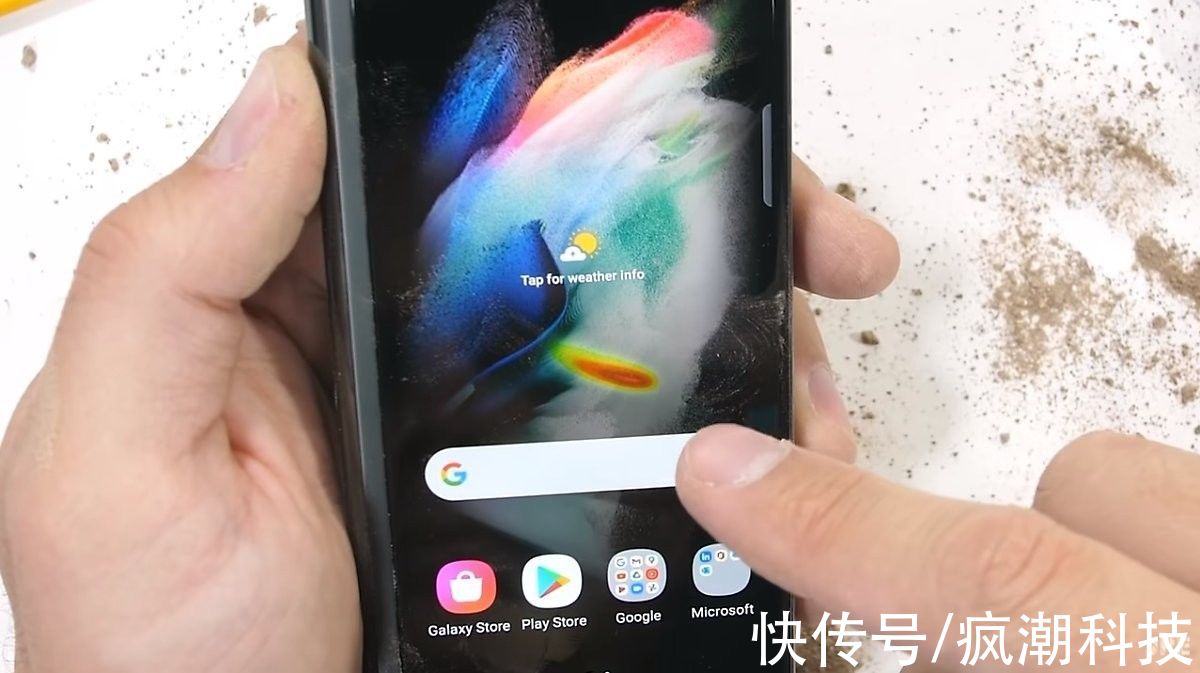 铰链|刀刮火烧沙土磨，极端测试三星Galaxy Z Fold3显示屏和铰链耐用性