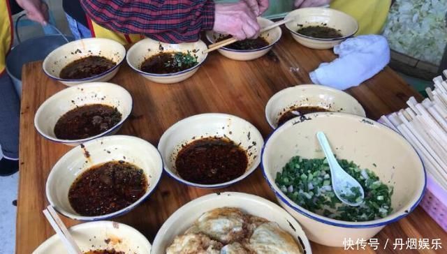 老夫妻开面馆地方小,客人排队坐路边趴凳子吃面,一早上卖四百碗