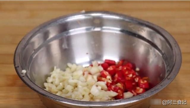 冬天萝卜最解馋做法，不炒不炖不腌，放锅里蒸一蒸，上桌比肉还香