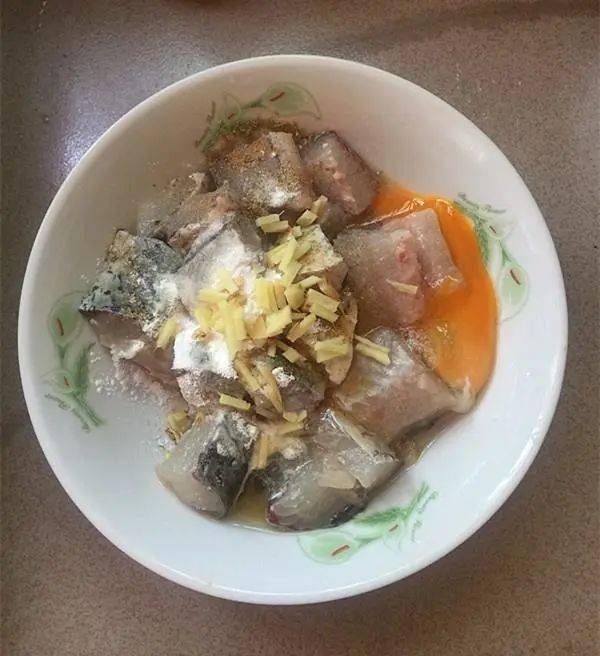 炸酥鱼|炸酥鱼别再用淀粉和面粉了,用它裹浆,酥鱼外酥里内,很好吃