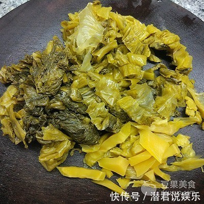 适量|酸菜烧鸭血的做法