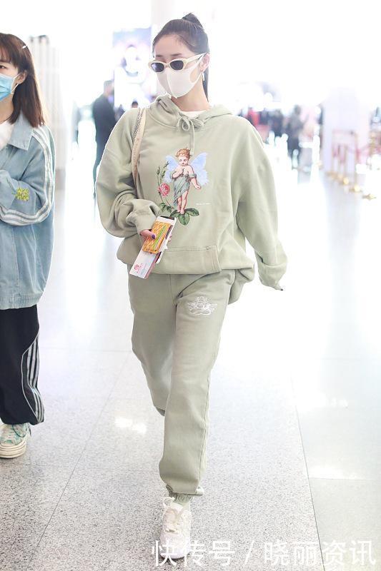 今年“卫衣”持续火热,学会这样选款和搭配,穿得舒适还特高级