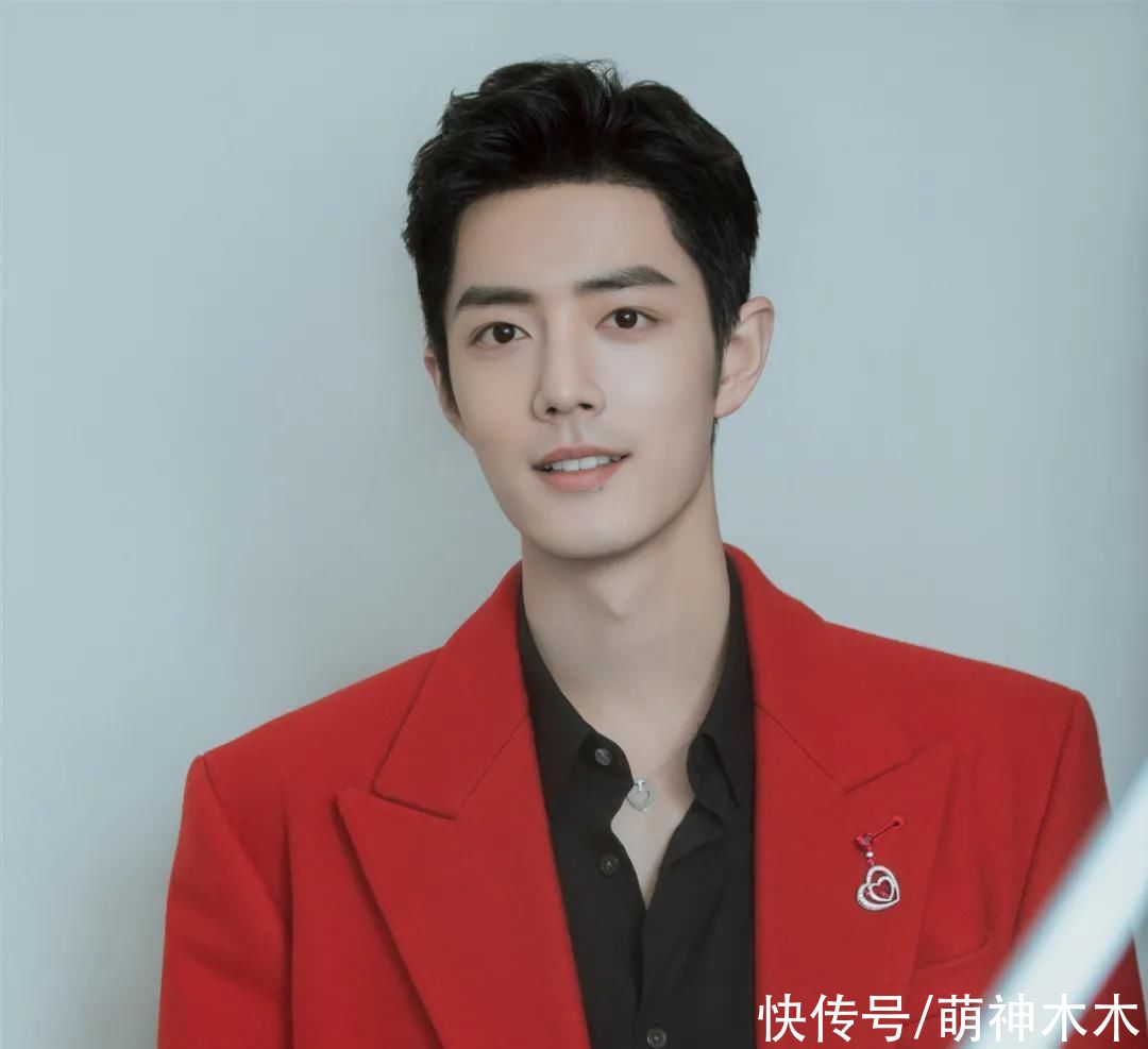 肖战连登三台春晚节目，跟黑豹乐队大玩摇滚炸街，五套造型换不停