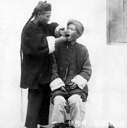 街头|清朝真实老照片:百姓街头拔牙,最后一张贵族女子在花园里闲聊!
