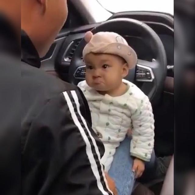 原生家庭|亲爸教育娃,没想到娃的小表情亮了,网友:还不兴说,一说就委屈