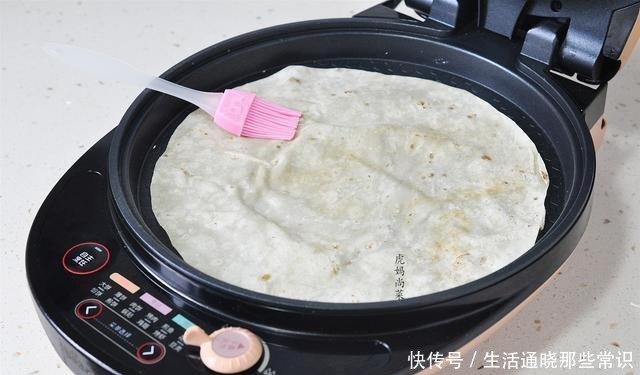 做老味沓馍,标配是春天的小葱,咬一口,外焦里软,喷喷香!