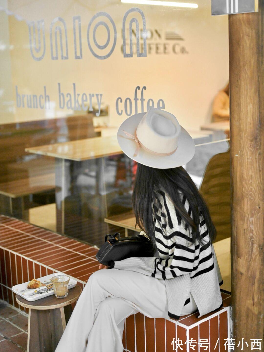 直筒裤 奔三奔四的女人,毛衣“穿松不穿紧”,不仅显身段还很优雅气质