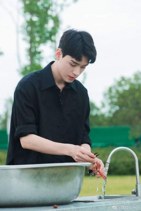 谢谢|龚俊发文告别中餐厅，和宁静黄晓明热情互动。