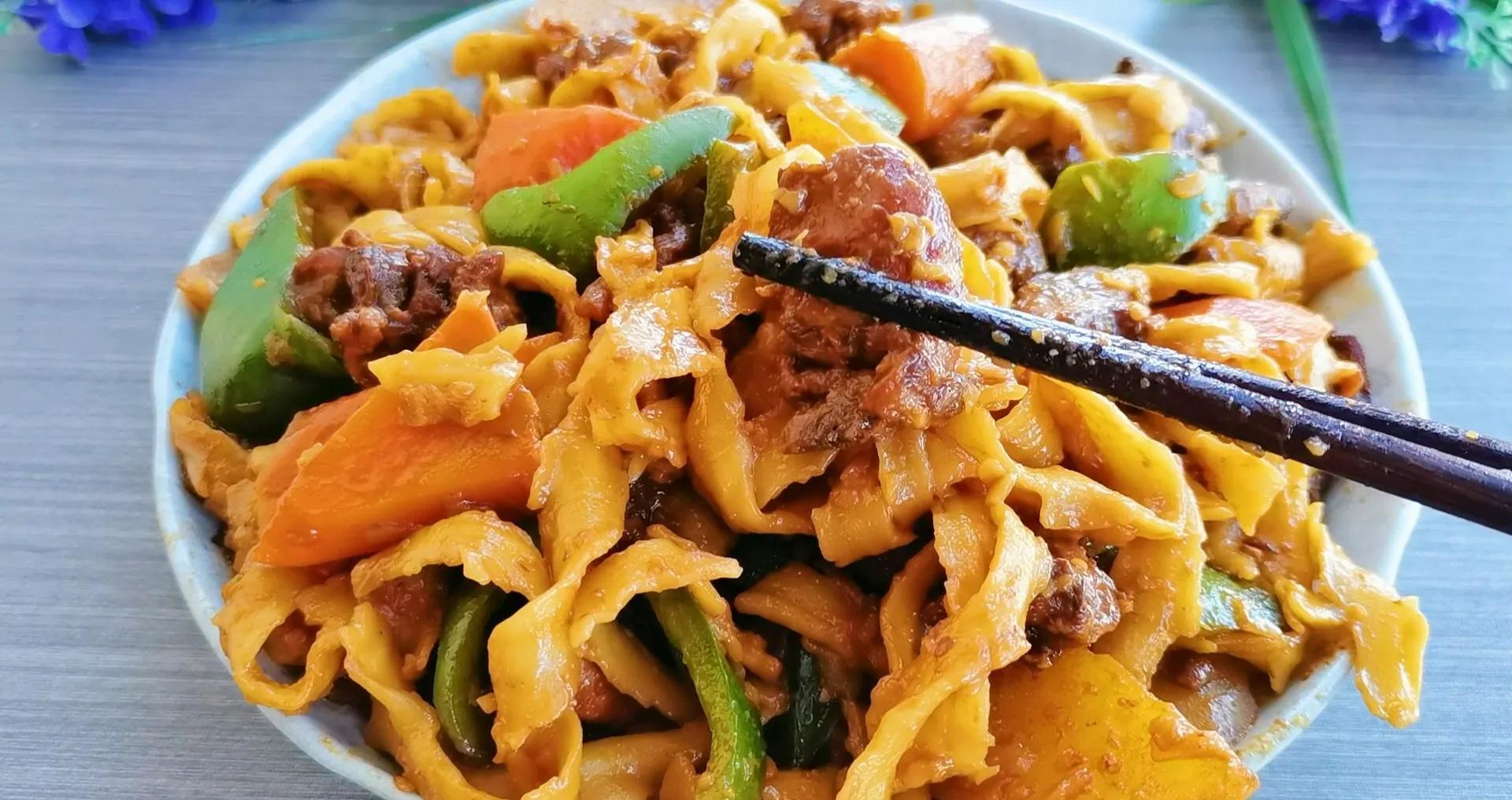 鸡腿炒刀削，家人都说香，做法简单，入味又劲道，有面有菜有主食