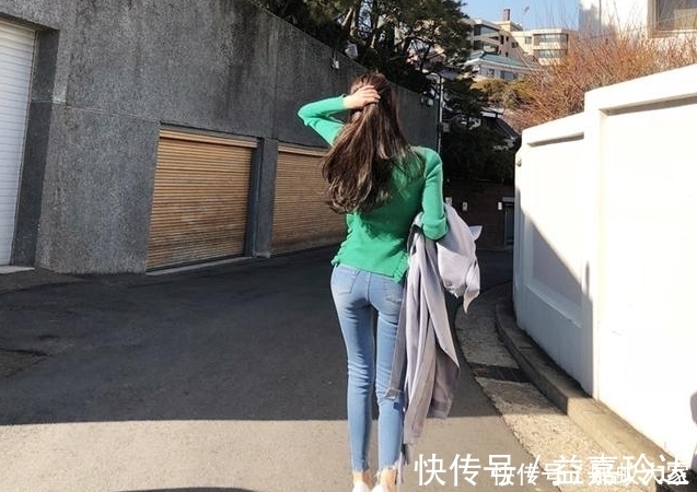 卷发 牛仔裤小姐姐,很有时尚品味,充分展现干净明朗的气质