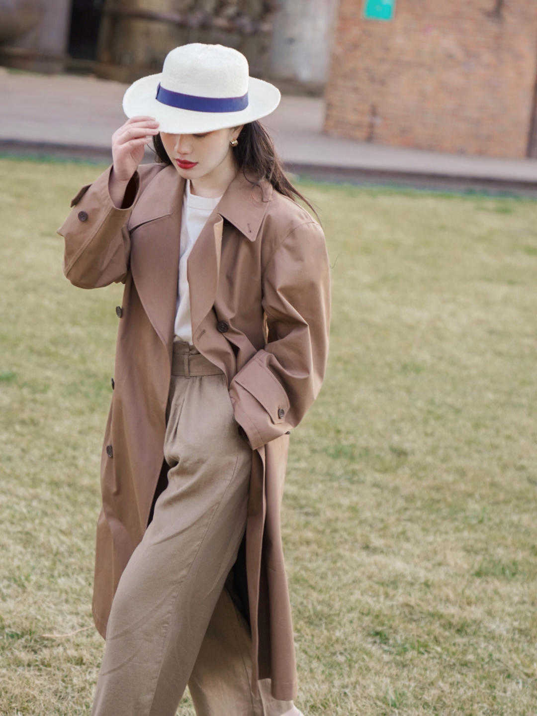 秋天|风衣的潮流还没过,小个子宁可搭配裤子,这是为什么?看完就明白