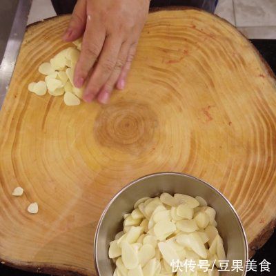 玉米淀粉|蒜爆羊肉，蒜香十足无膻味