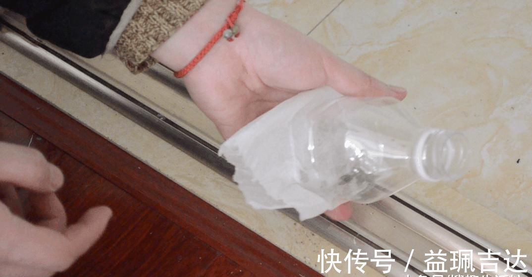 塑料瓶上粘张纸巾, 没想到还有这妙用, 解决了家家户户都困扰的难题
