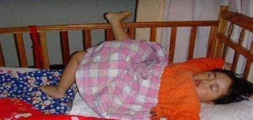 孩子|宝爸“左拥右抱”俩女儿睡午觉,镜头转到儿子后,宝妈立马急了