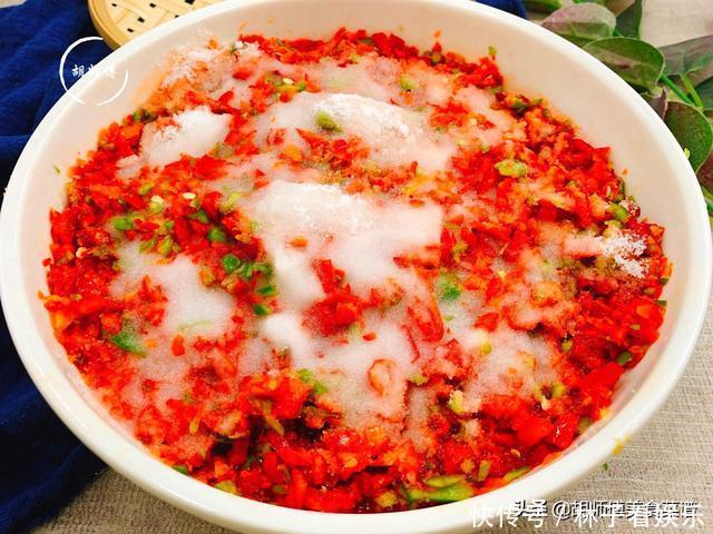 做辣椒酱时，只放盐可不行！多加2样料，辣椒酱不发霉不长毛，香