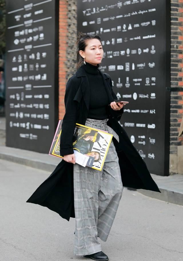 路人街拍，小姐姐身上穿的是一条紧身的裙子，一身搭配很有气质