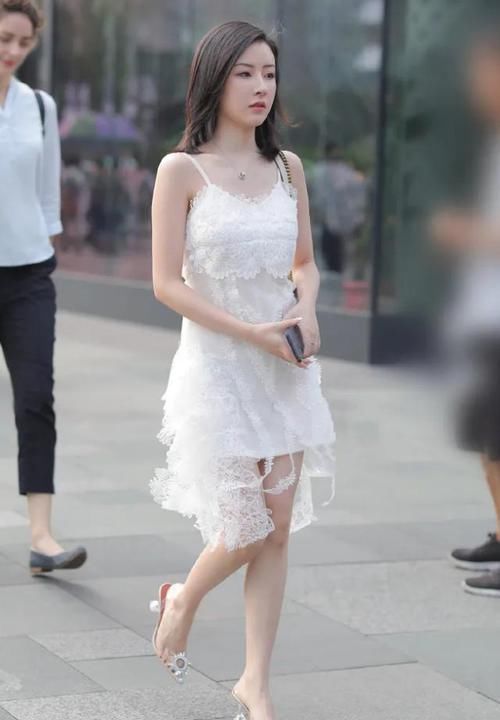 仙女|小姐姐太漂亮了,穿一件白色吊带短裙美成小仙女,吸足路人目光