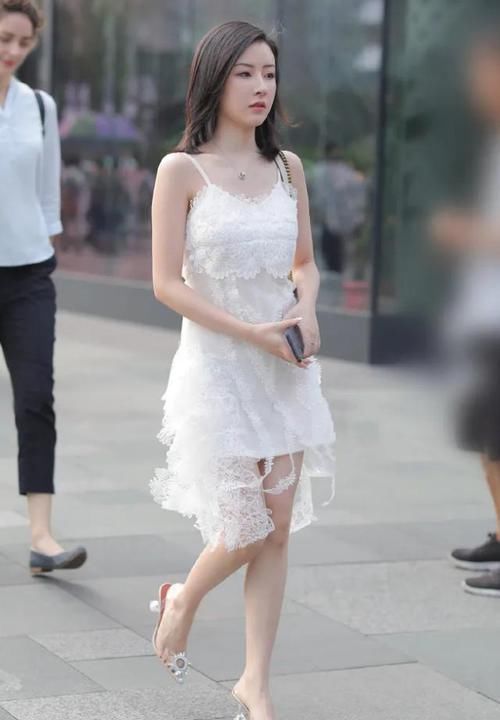  仙女|小姐姐太漂亮了，穿一件白色吊带短裙美成小仙女，吸足路人目光