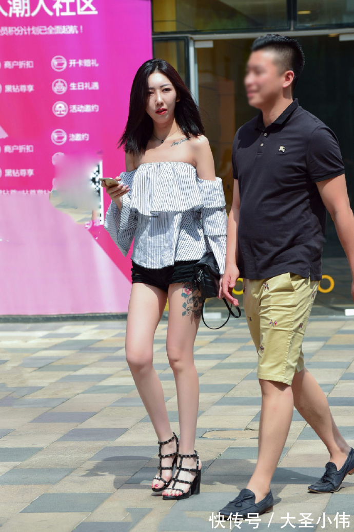 纹身|美女街拍:穿抹胸装的小姐姐身材真不赖,搭热裤秀美腿,腿上的纹身有意思!