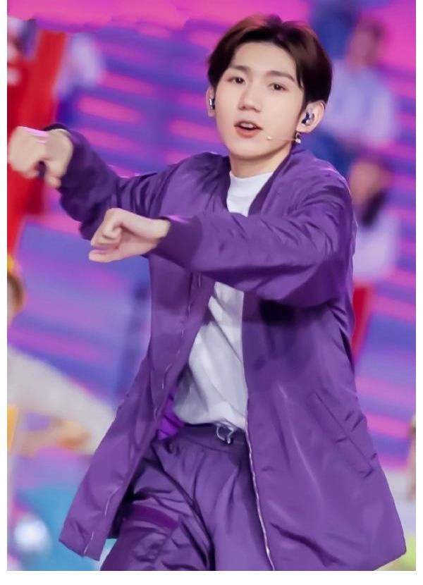 七一|王源七一活动表演亮点足，目光坚定一心向党，就连影子都与众不同