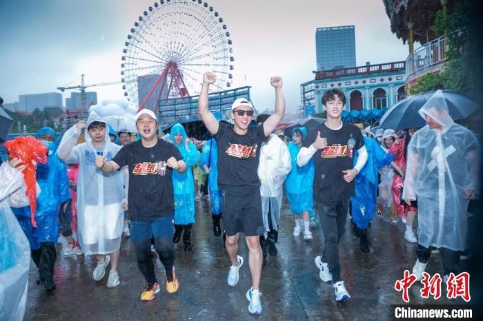 郑恺|三千名高考生长沙雨中彩虹跑 郑恺杜海涛等助阵