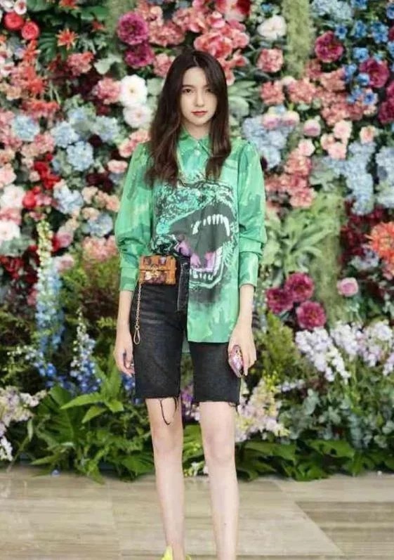 街拍:小姐姐身穿衣装时尚,秀出绝美好身材,凸显时尚气息