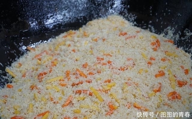 90后小伙卖手抓饭食客一个视频让他走红,每天轻松卖出200碗