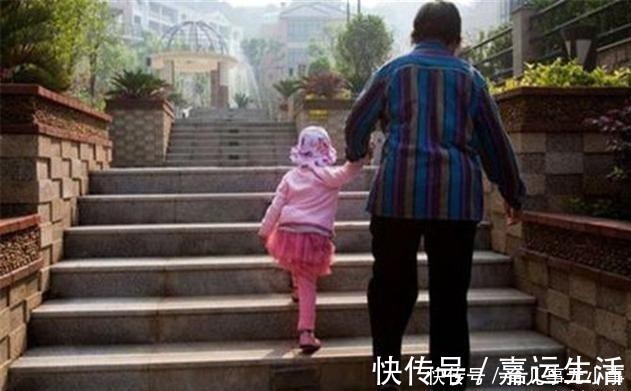 女儿|双胞胎女儿两地成长,一个在城市一个在农村,两年后再见妈妈后悔